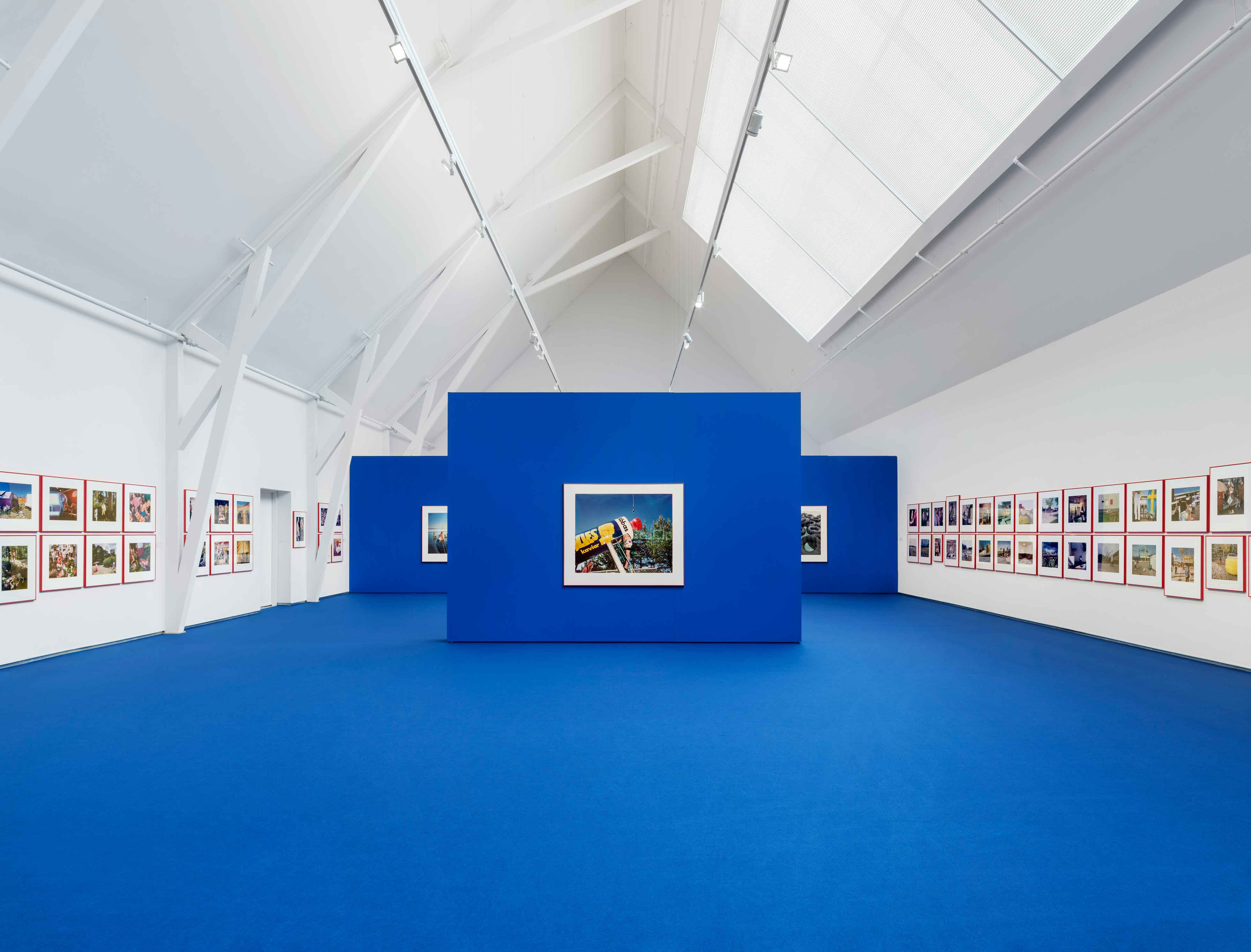 Lars Tunbjörk’s ‘Landet utom sig’ on view at Vandalorum in Värnamo until 11 October