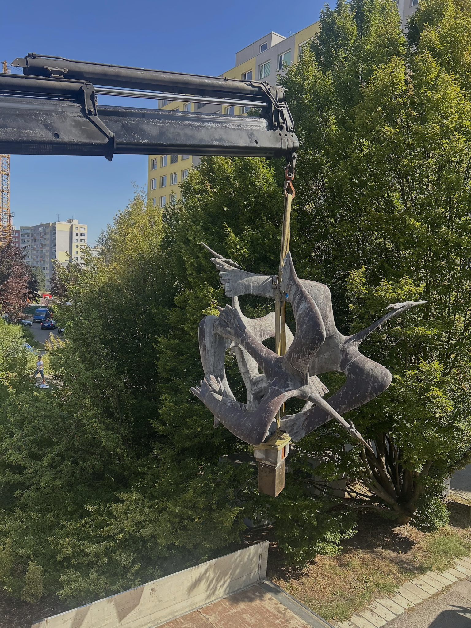 Prague City Gallery to restore Jana Moravcová and Luboš Moravec’s ‘Volavky’ sculpture in Lužiny