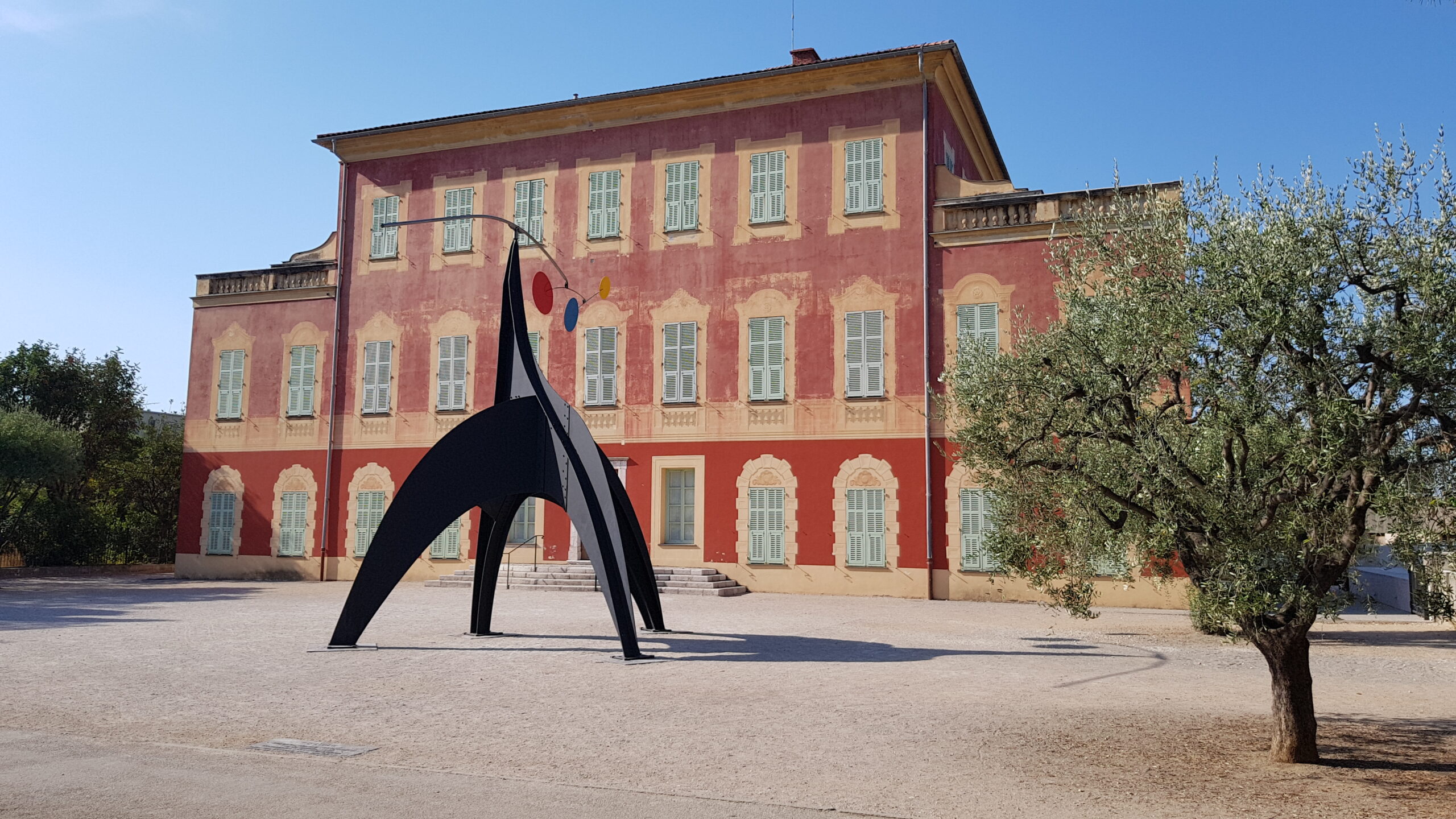 Calder’s 'Théâtre de Nice' Heads to Chambord for 2026–27 Loan