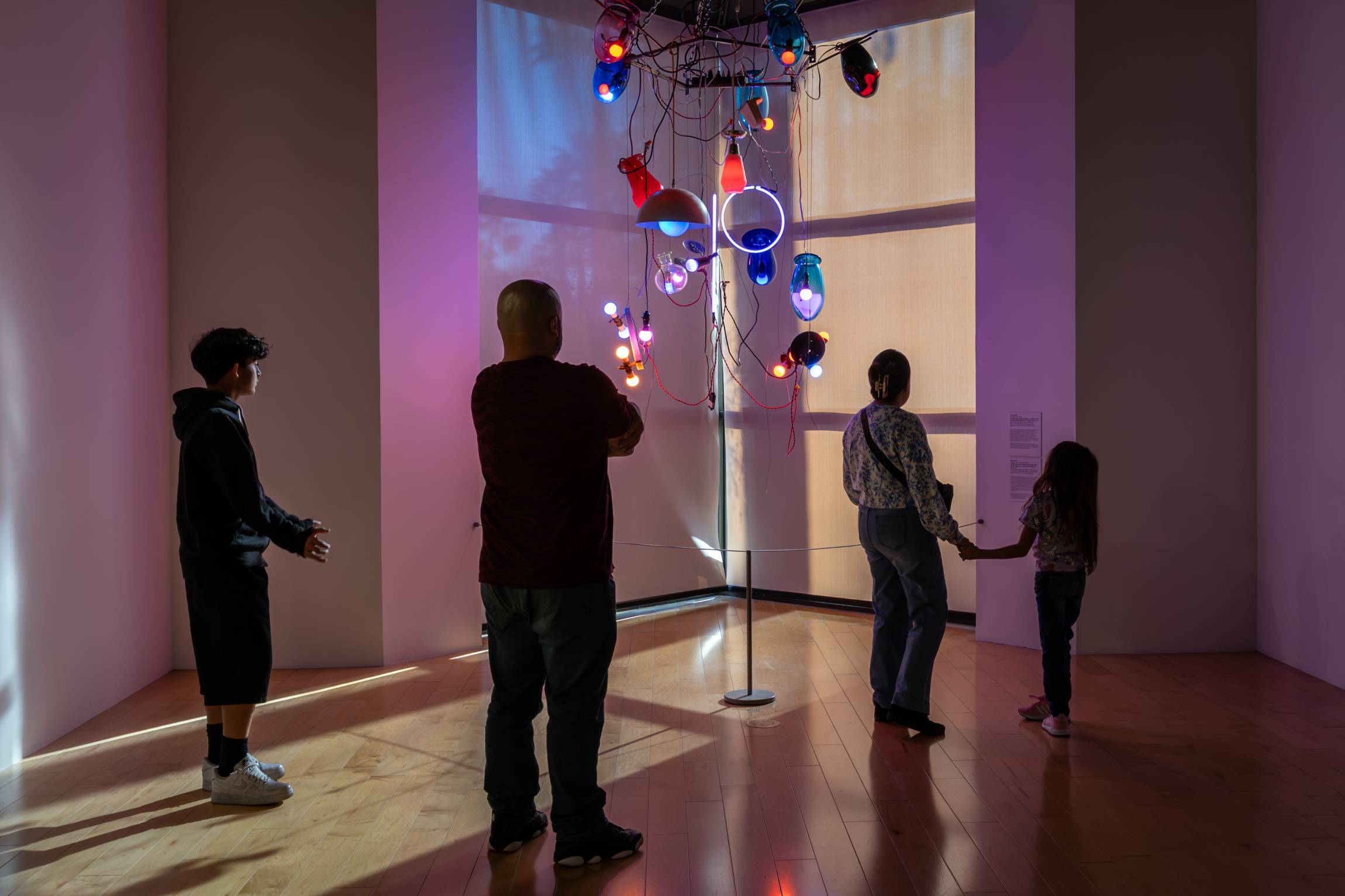 ‘The Powers of Ten’ Examines Glass Across a Wide Range of Scales