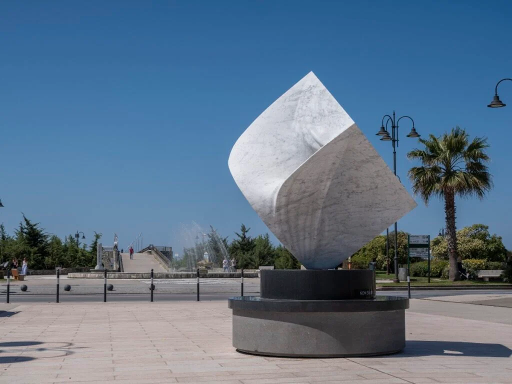 Gustavo Vélez’s ‘Le Dimensioni dell’Equilibrio’ fills Pietrasanta’s squares until 20 September