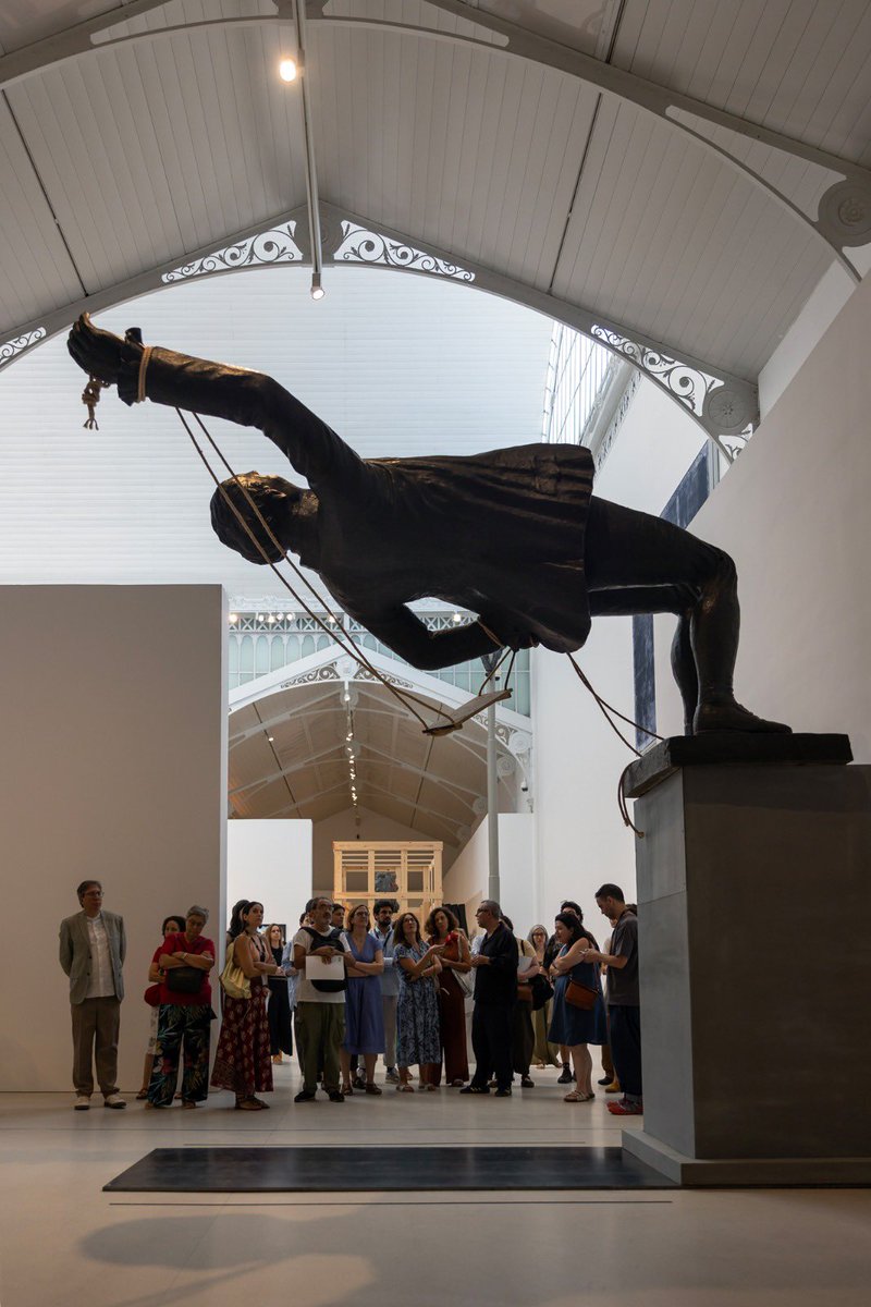 Fernando Sánchez Castillo Reinterprets Symbols of Power in 'La Perla Peregrina'