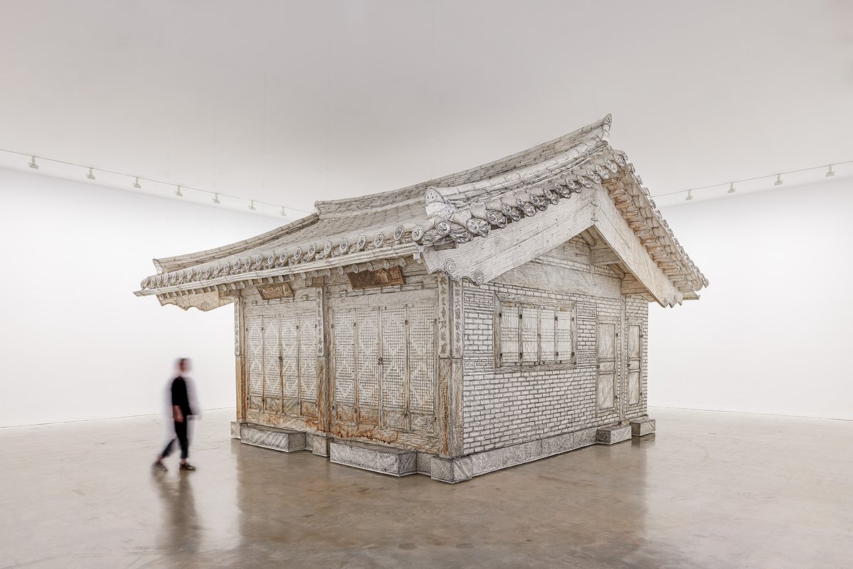‘러빙/러빙: 서울 집’ Records a Childhood Hanok Through Rubbing