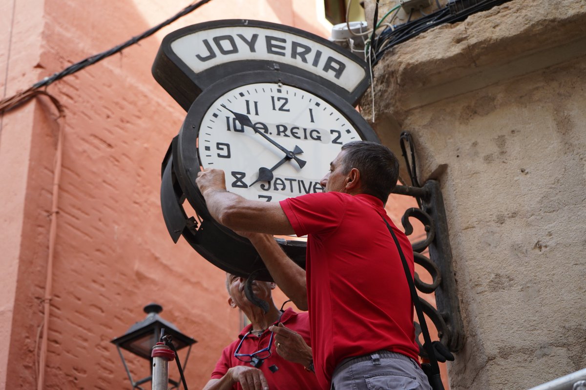 Xàtiva reinstalls restored Quatre Cantons clock after repairs to damaged heritage fixture